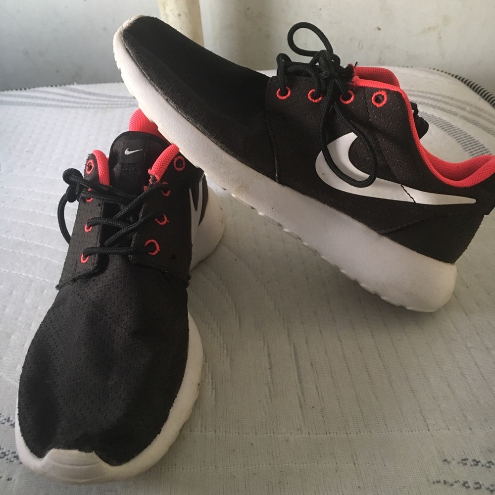 Nike Roshes 6.5Y 8 womans